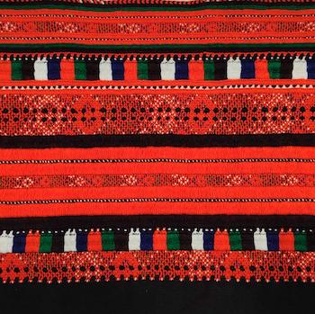 «زی‌آستین پارچه تارکش بلوچ با رنگ‌بندی سنتی»