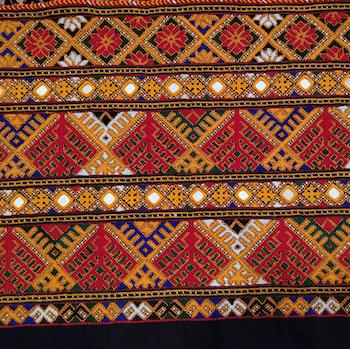 «زی‌آستین طرح سنتی بلوچ با دوخت سوزن‌دوزی اصیل»